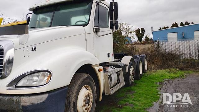 Image of Freightliner Columbia equipment image 1