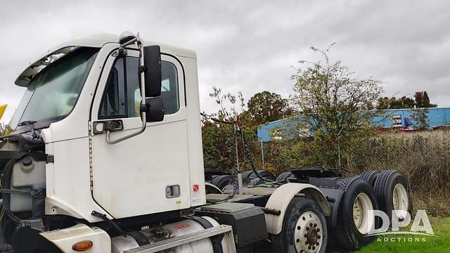 Image of Freightliner Columbia equipment image 3