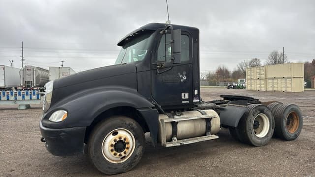 Image of Freightliner Columbia equipment image 1