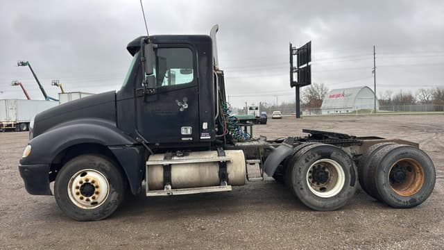 Image of Freightliner Columbia equipment image 2