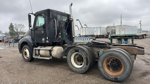 Image of Freightliner Columbia equipment image 3