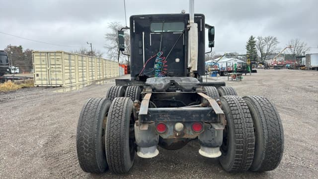Image of Freightliner Columbia equipment image 4
