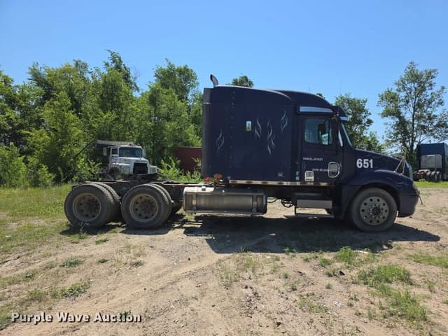 Image of Freightliner Columbia equipment image 3