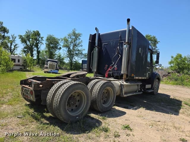 Image of Freightliner Columbia equipment image 4
