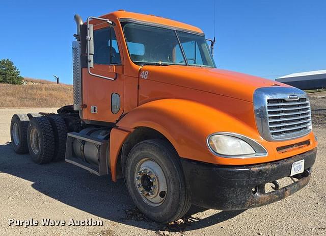 Image of Freightliner Columbia equipment image 2