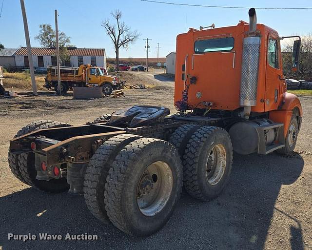 Image of Freightliner Columbia equipment image 4