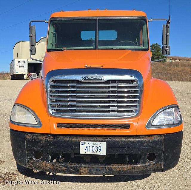 Image of Freightliner Columbia equipment image 1