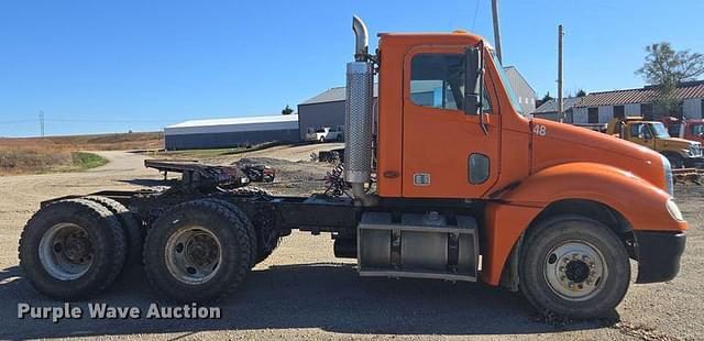 Image of Freightliner Columbia equipment image 3