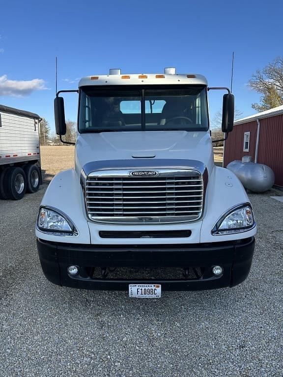 Image of Freightliner Columbia equipment image 1