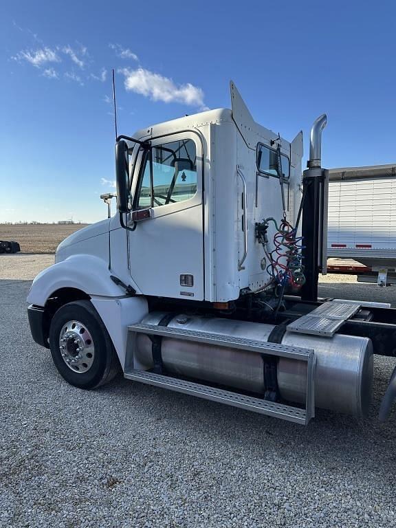 Image of Freightliner Columbia equipment image 4