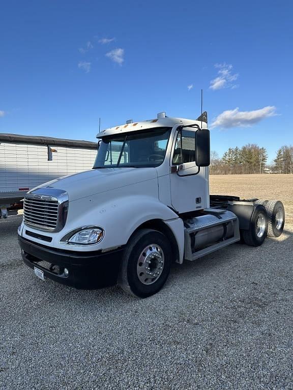 Image of Freightliner Columbia equipment image 2