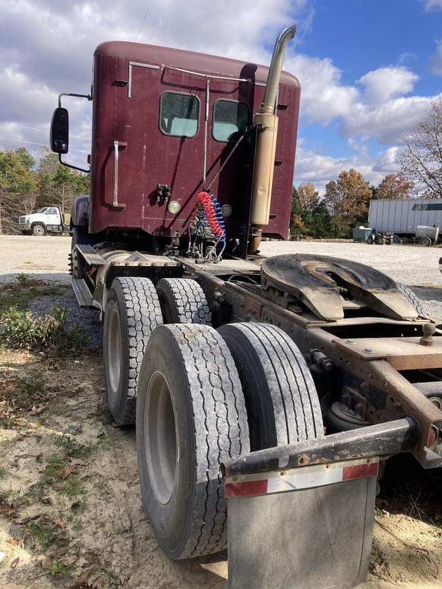 Image of Freightliner Columbia equipment image 2