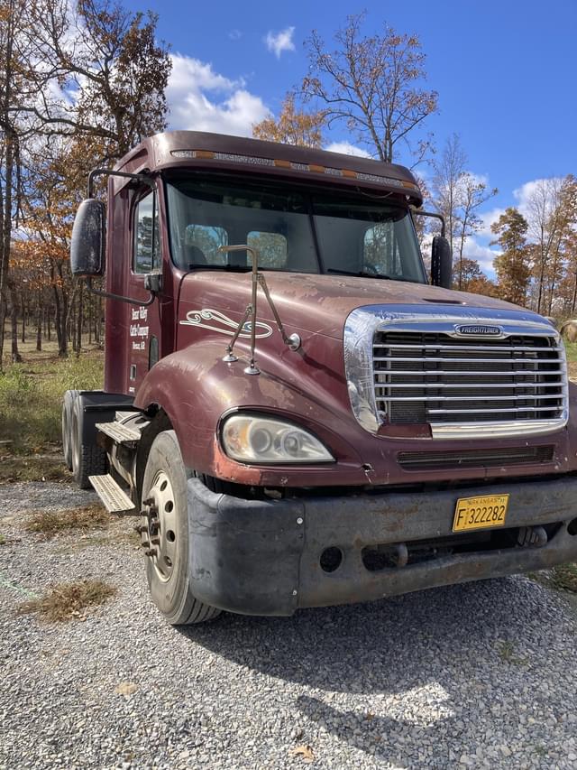 Image of Freightliner Columbia equipment image 1
