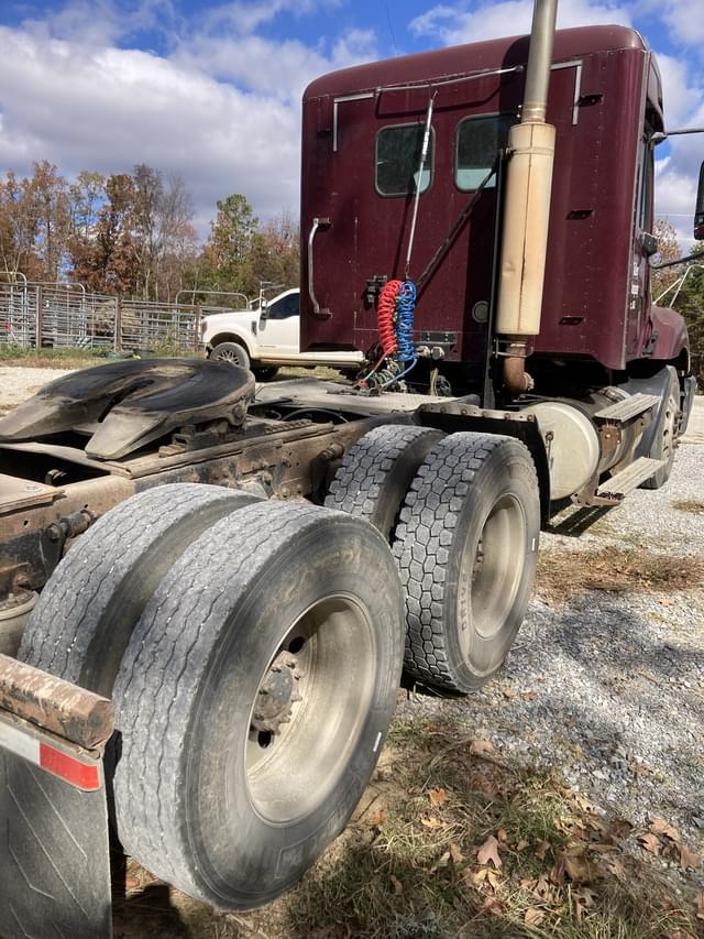 Image of Freightliner Columbia equipment image 3