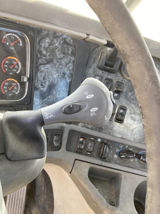 Image of Freightliner Columbia equipment image 4