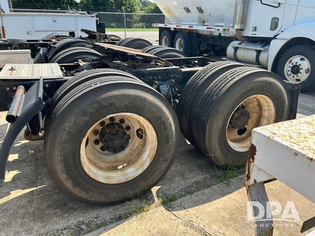Image of Freightliner Columbia equipment image 3