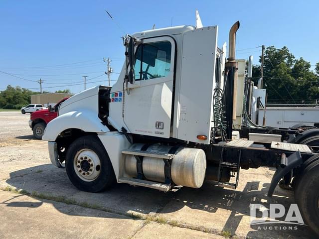Image of Freightliner Columbia equipment image 2