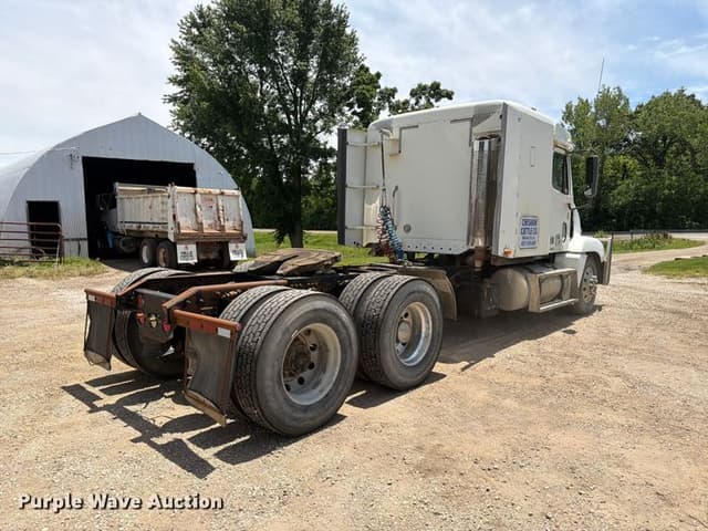 Image of Freightliner CST120 equipment image 4