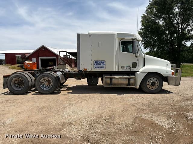Image of Freightliner CST120 equipment image 3