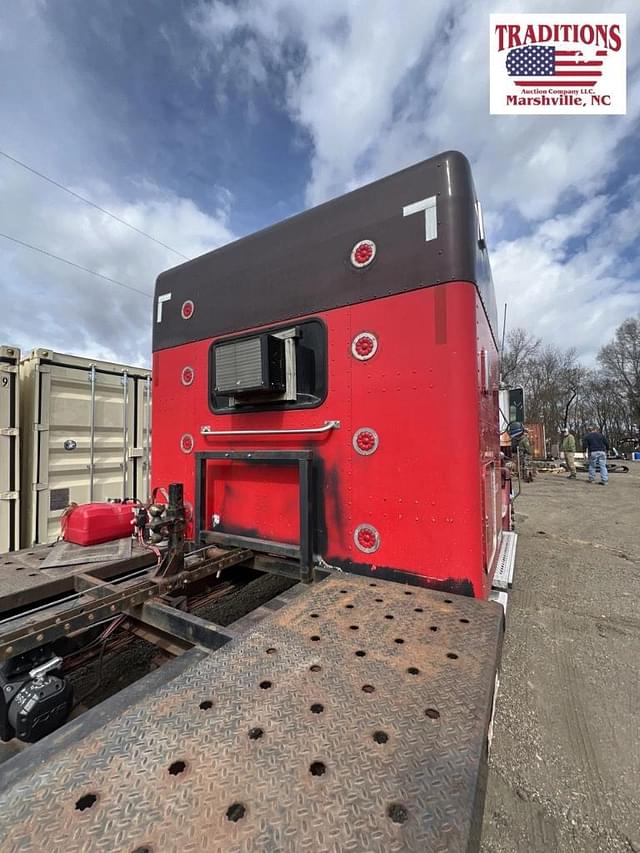 Image of Freightliner FL60 equipment image 2
