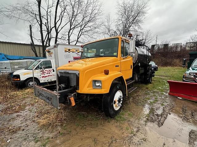 Image of Freightliner FL70 equipment image 3