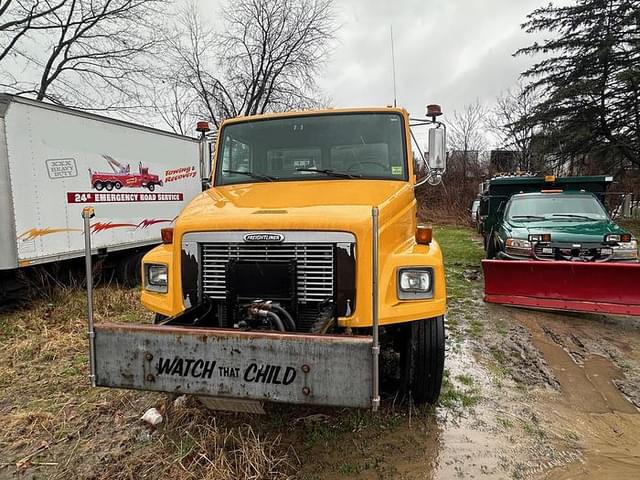 Image of Freightliner FL70 equipment image 4