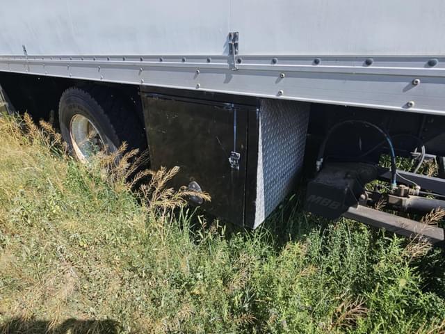 Image of Freightliner FL70 equipment image 4