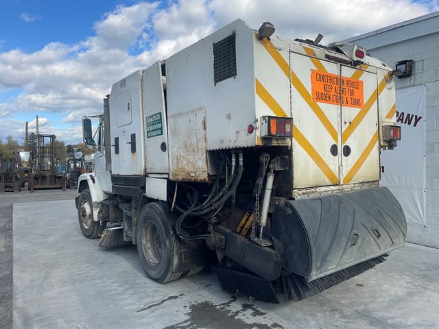 Image of Freightliner FL70 equipment image 3