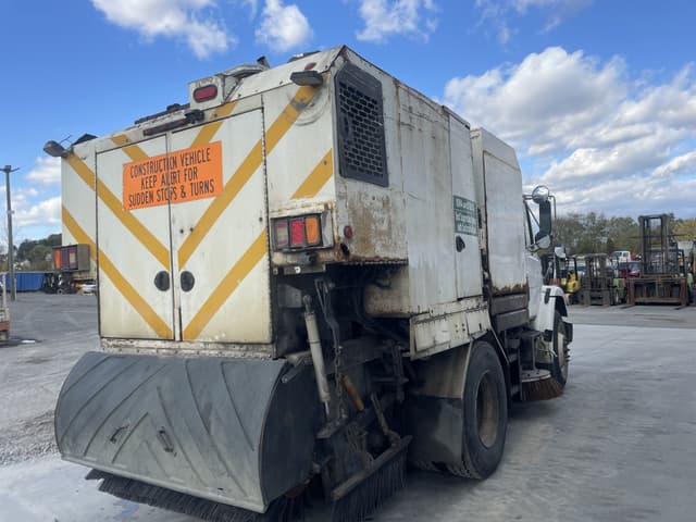 Image of Freightliner FL70 equipment image 2