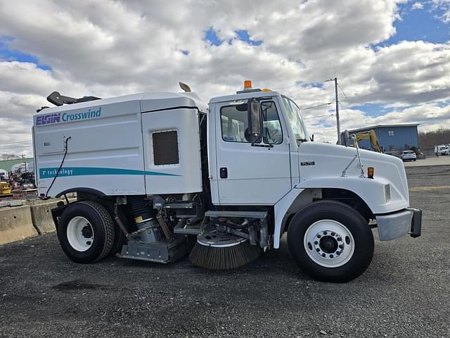 Image of Freightliner FL170 equipment image 3