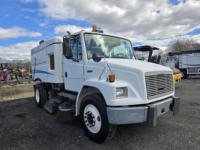 Image of Freightliner FL170 equipment image 2