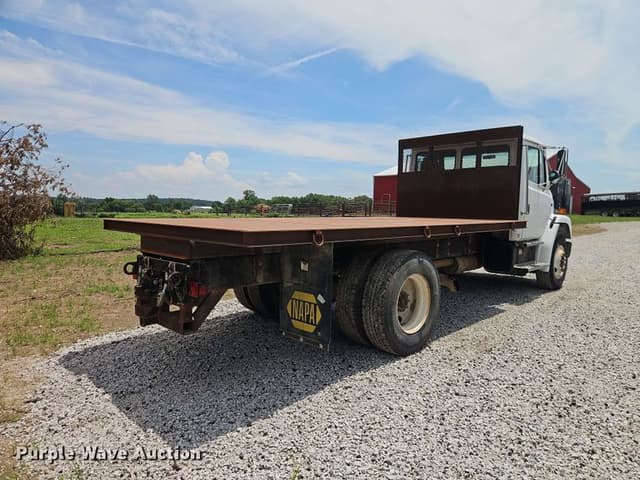 Image of Freightliner FL70 equipment image 4