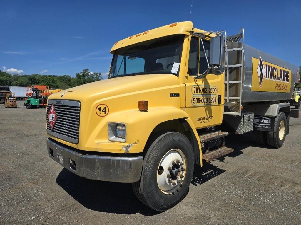 2002 Freightliner FL70 Equipment Image0