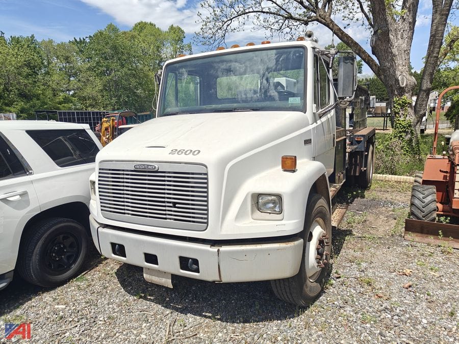 2002 Freightliner FL70 Equipment Image0