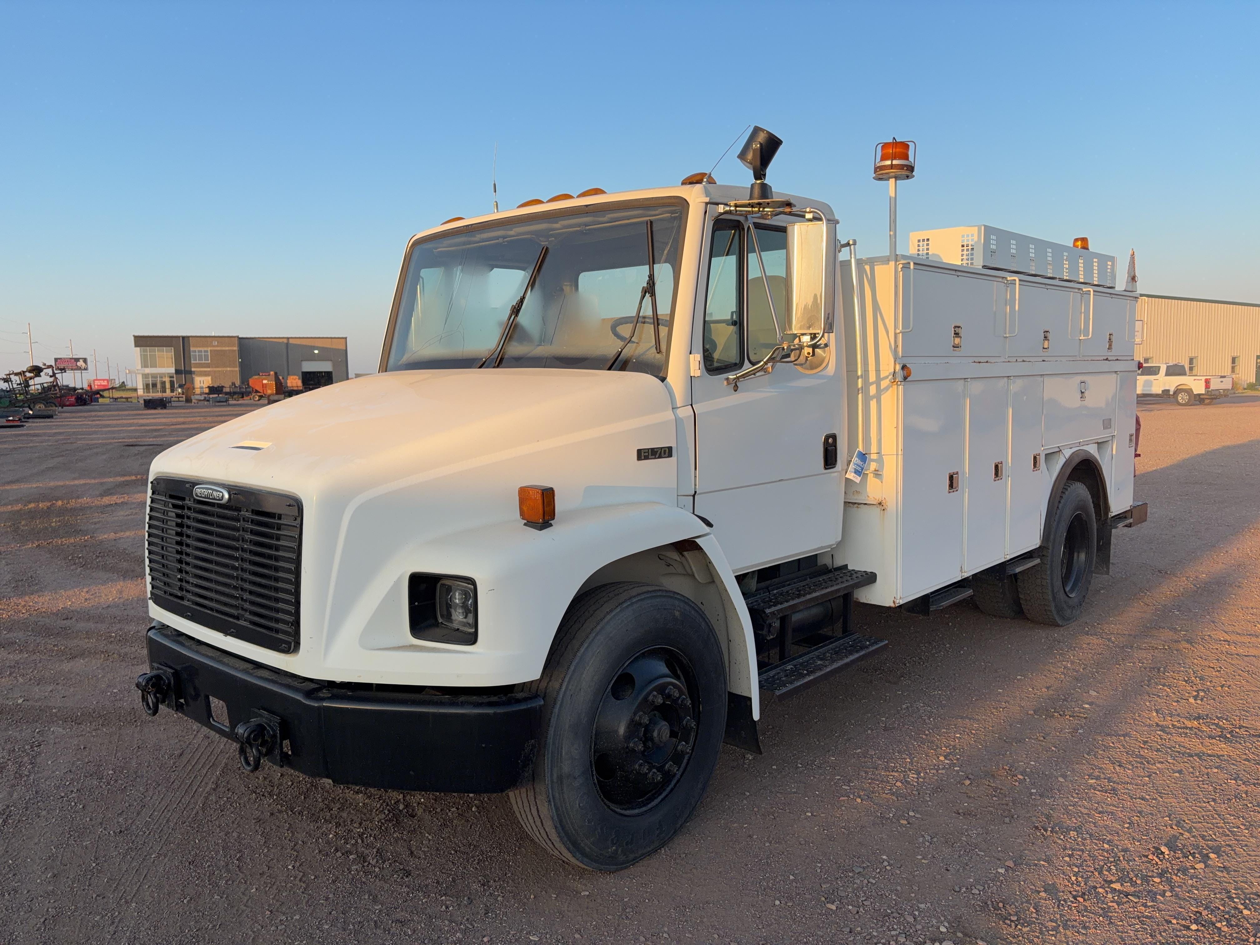 2002 Freightliner FL70 Equipment Image0