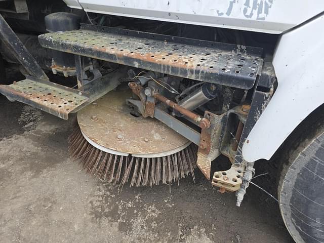 Image of Freightliner FL70 equipment image 4