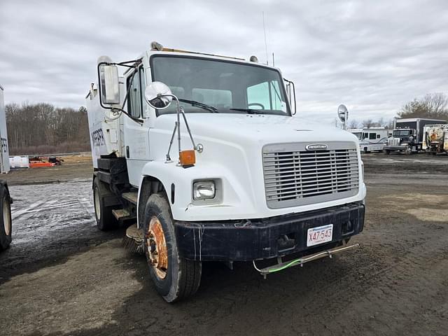Image of Freightliner FL70 equipment image 2