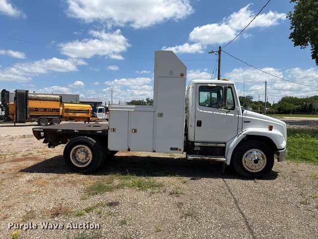 Image of Freightliner FL70 equipment image 3