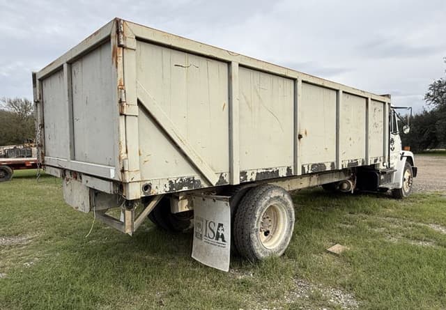 Image of Freightliner FL70 equipment image 2