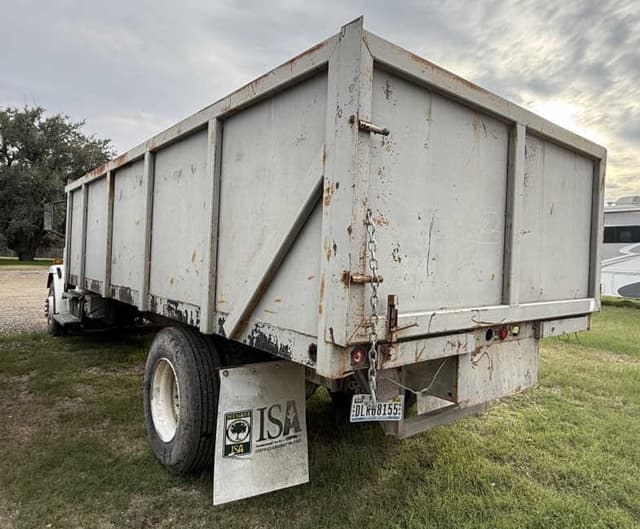 Image of Freightliner FL70 equipment image 3