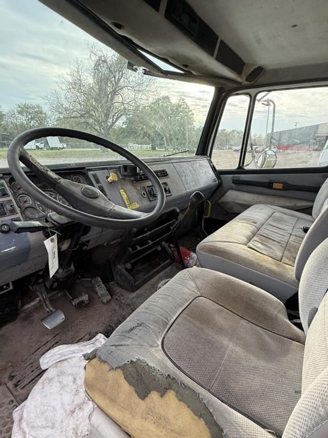 Image of Freightliner FL70 equipment image 4