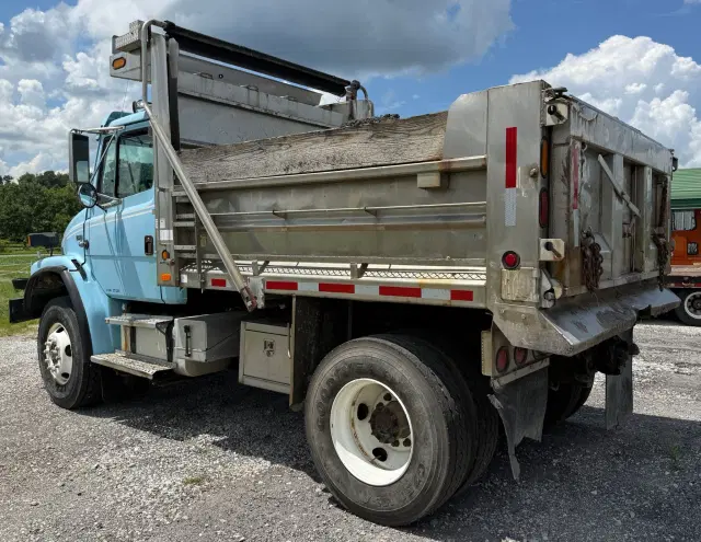 Image of Freightliner FL80 equipment image 3