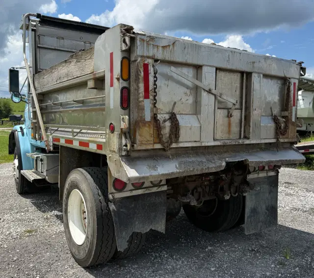 Image of Freightliner FL80 equipment image 4
