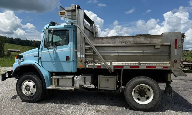 Image of Freightliner FL80 equipment image 2