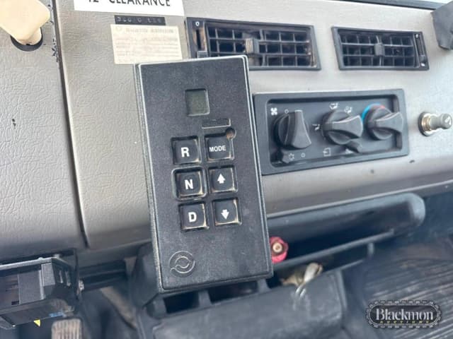 Image of Freightliner FL80 equipment image 2