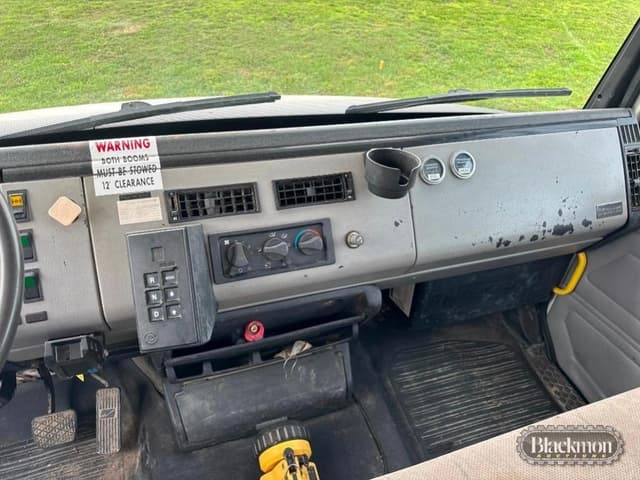 Image of Freightliner FL80 equipment image 3