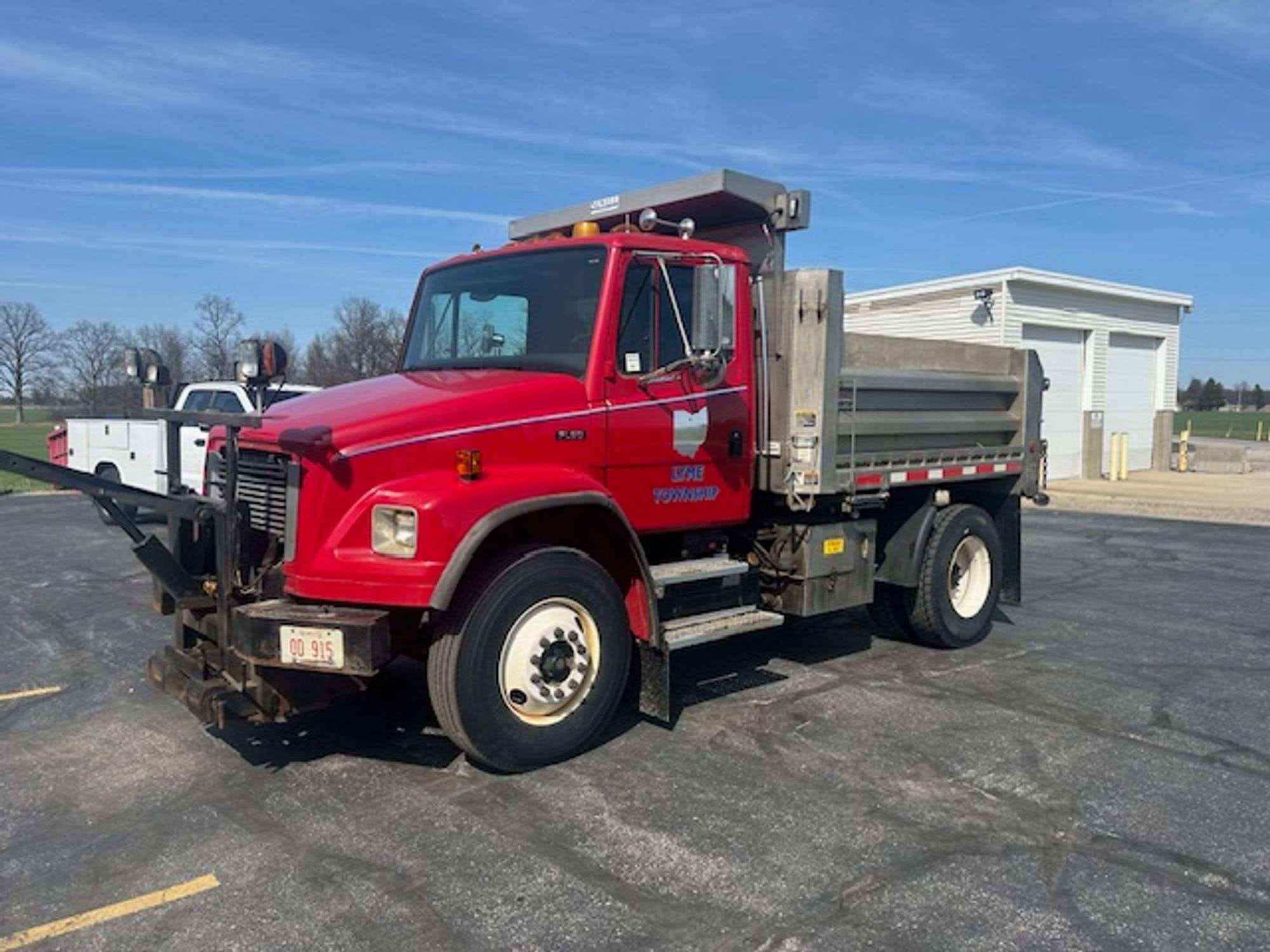 2002 Freightliner FL80 Equipment Image0