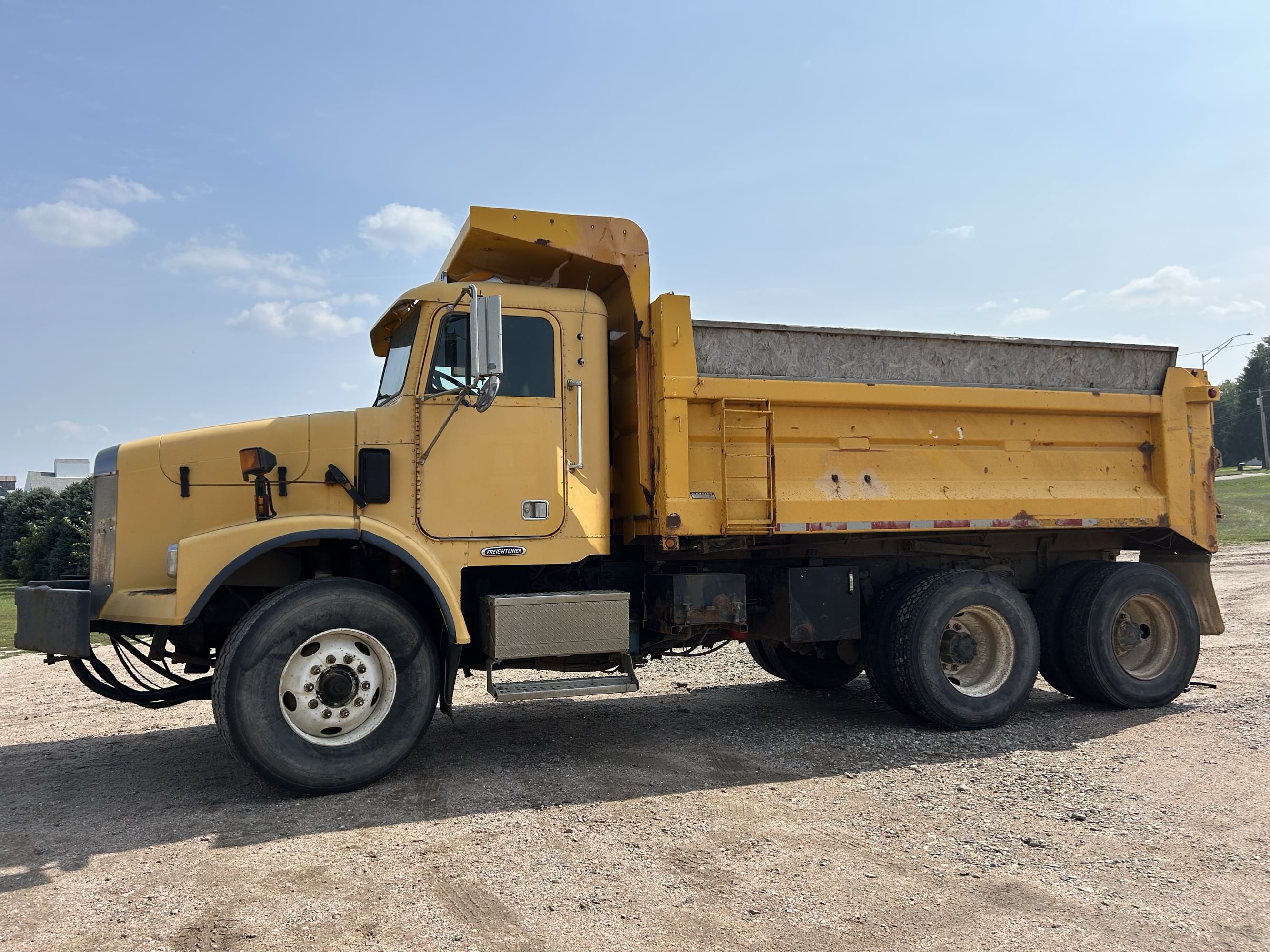 2002 Freightliner FLD112 Equipment Image0