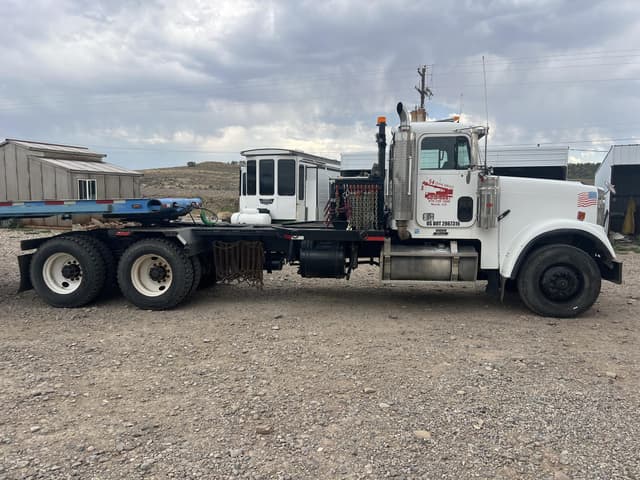 Image of Freightliner FLD120 equipment image 3