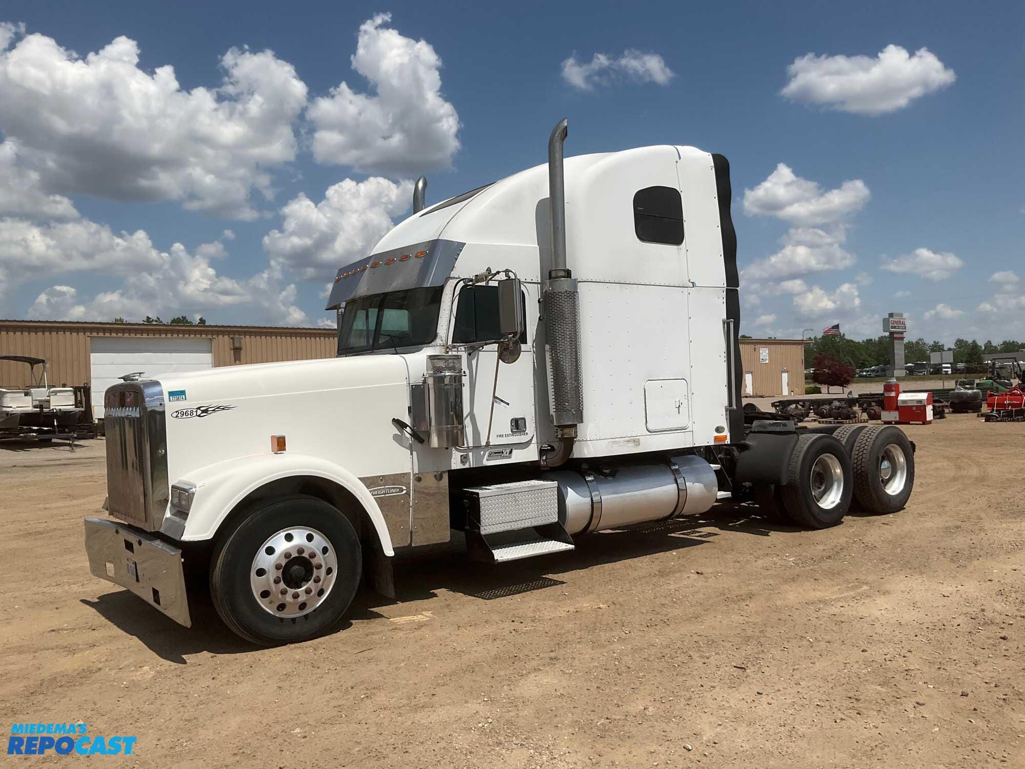 Main image Freightliner FLD120